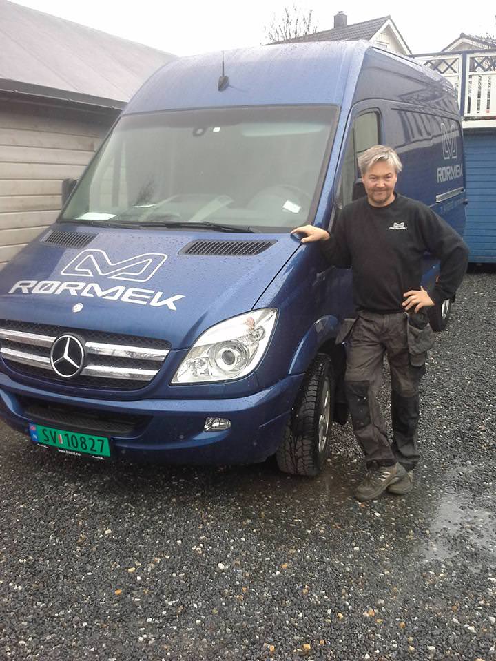 Rørlegger foran Rørmeks servicebil